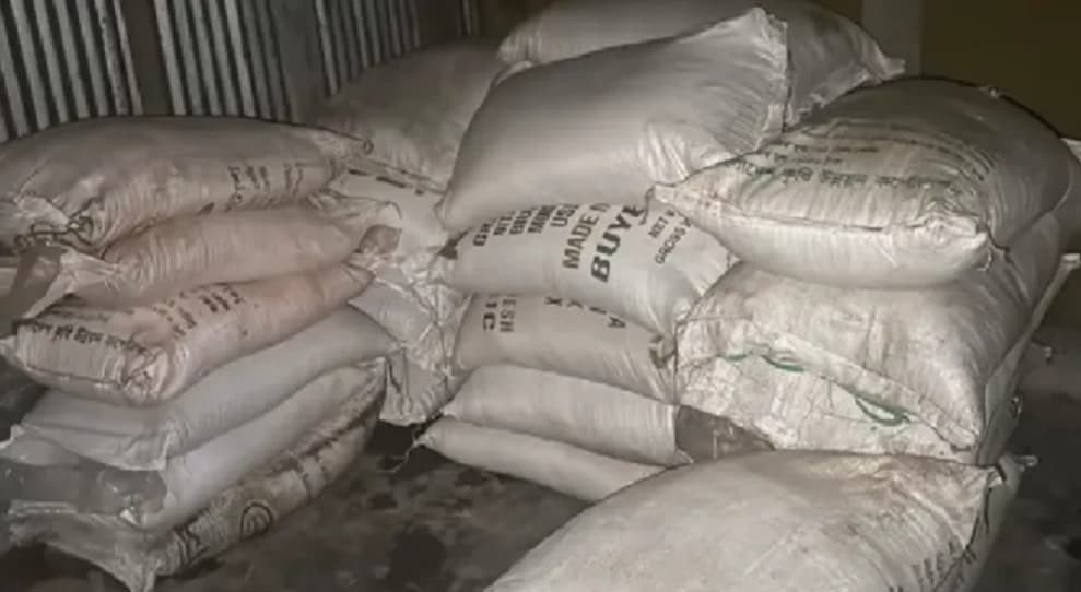 কৃষকদের নাভিশ্বাস! আওয়ামী লীগ নেতার গোডাউনে বিপুল পরিমাণ সার জব্দ