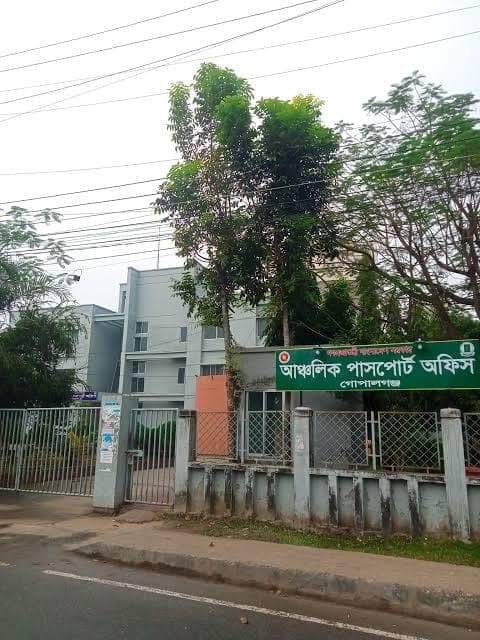 নিয়ম মেনেই সেবা মিলছে গোপালগঞ্জ পাসপোর্ট অফিসে, দালাল এড়ানোর পরামর্শ