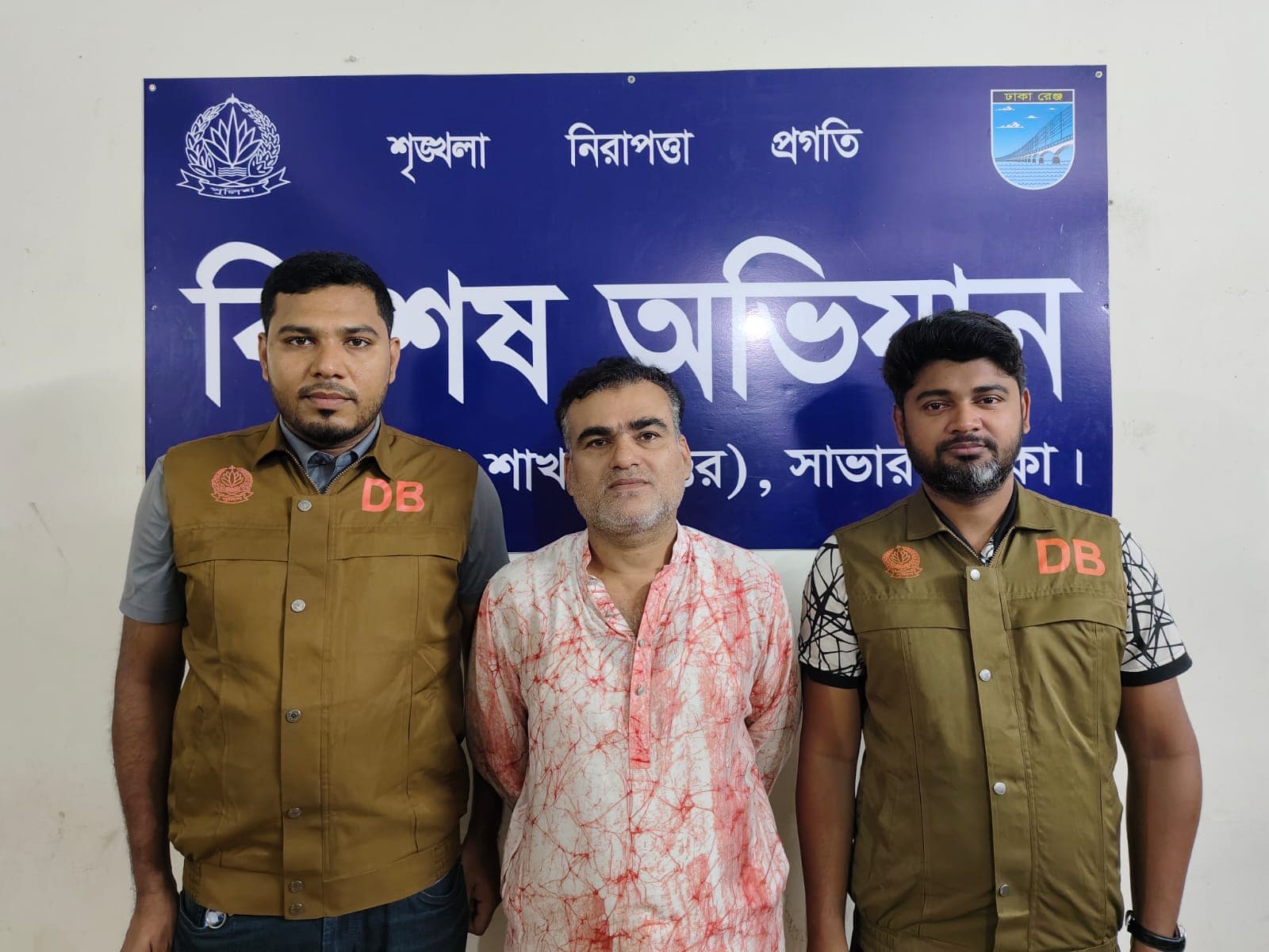 ঢাকা জেলা ডিবি পুলিশ আন্তঃজেলা ডাকাতকে গ্রেপ্তার করেছে 