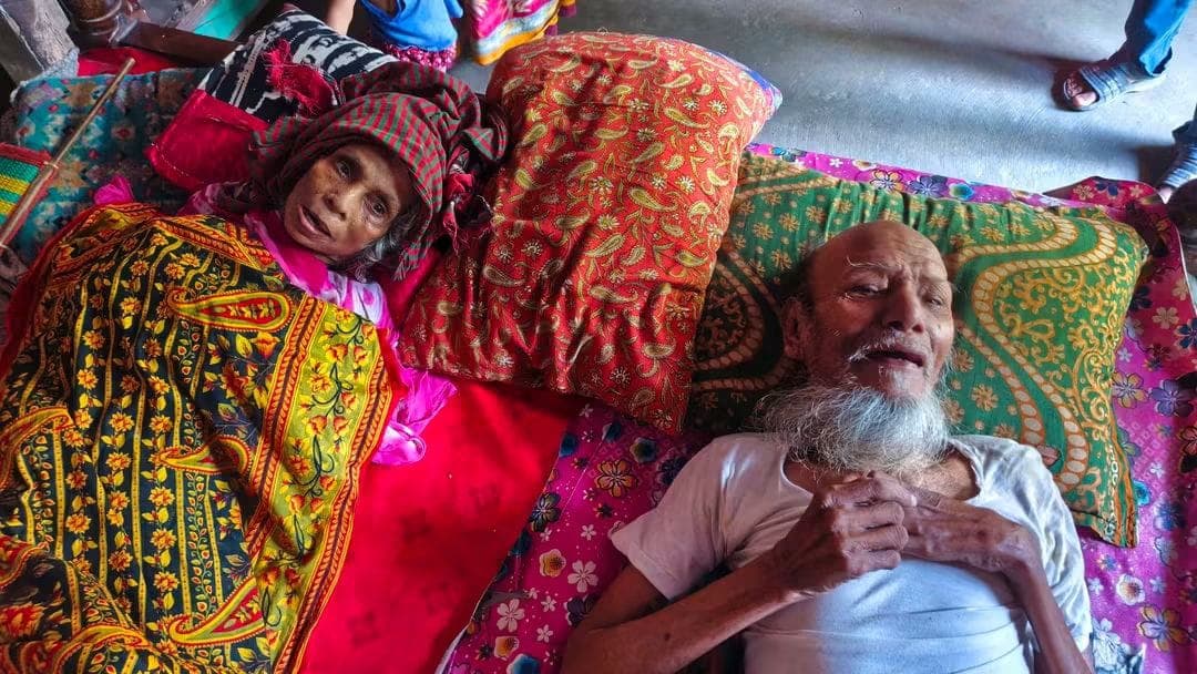 রাজাপুরে প্যারালাইসড মা-বাবাকে নিয়ে অনাহারে অনাহারে বিধবা রাজিয়ার মানবেতর জীবনযাপন, টাকার অভাবে জুটছে না ওষুধ