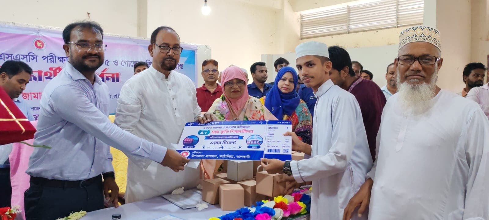 কাঁঠালিয়ায় শিক্ষার্থীদের ও স্পোর্টিং ক্লাবে ক্রীড়া সামগ্রী বিতরণ