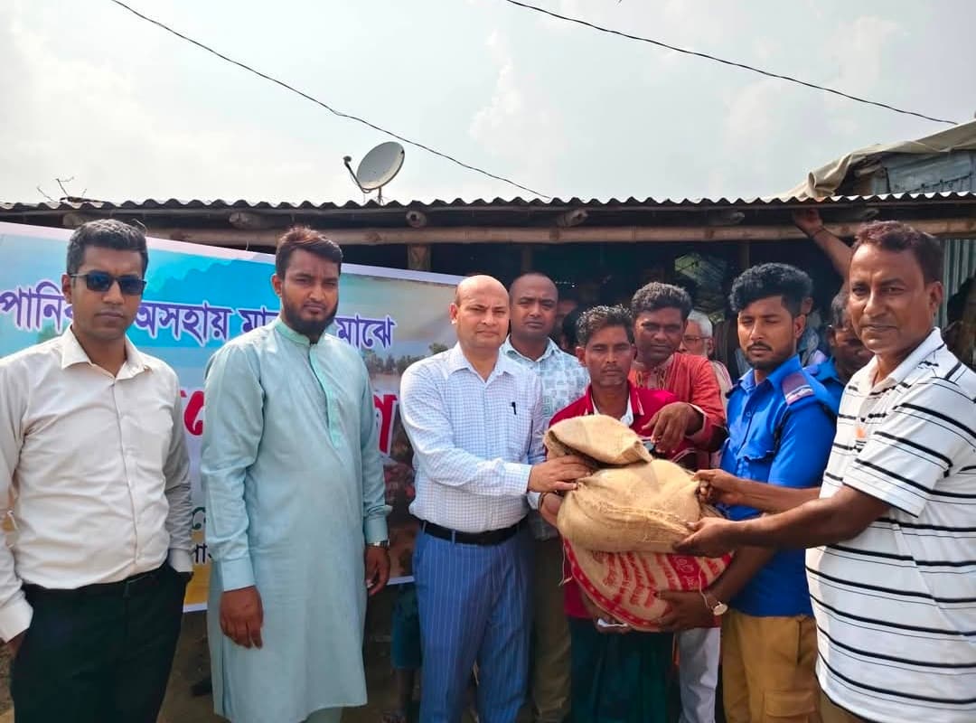 নারায়ণপুরে বন্যার্তদের মাঝে ত্রাণ বিতরণ করলেন জেলা প্রশাসক