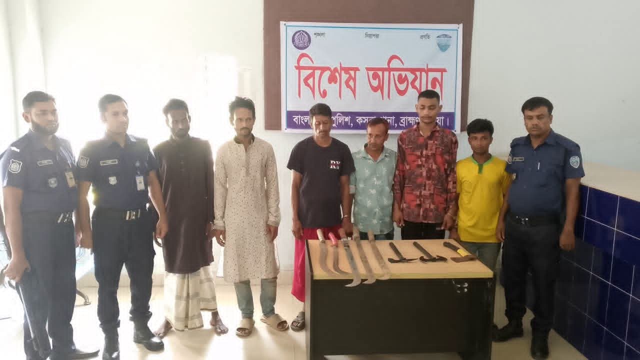 কসবায় ডাকাতির প্রস্তুতিকালে অস্ত্রসহ ০৬ ডাকাত গ্রেফতার