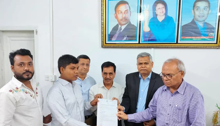 অন্ধত্বের বাধা পেরিয়ে স্বপ্নপূরণ: প্রধানমন্ত্রীর একটি নির্দেশেই বদলে গেল আজন্ম দৃষ্টিহীন শাকিলের জীবন