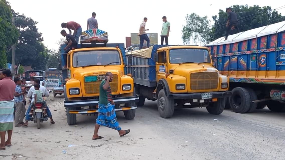 তেঁতুলিয়ায় মৃত মানুষ ও নিরপরাধ মানুষের বিরুদ্ধে মামলার অভিযোগ,ক্ষুব্ধ হয়ে সড়ক অবরোধ। 