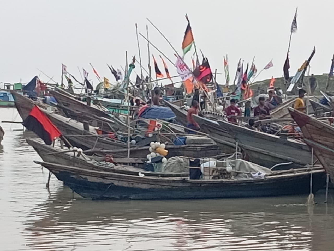 কমলনগরে মেঘনায় জাল ফেলা নিয়ে বিরোধ, রক্তক্ষয়ী সংঘর্ষের শঙ্কা