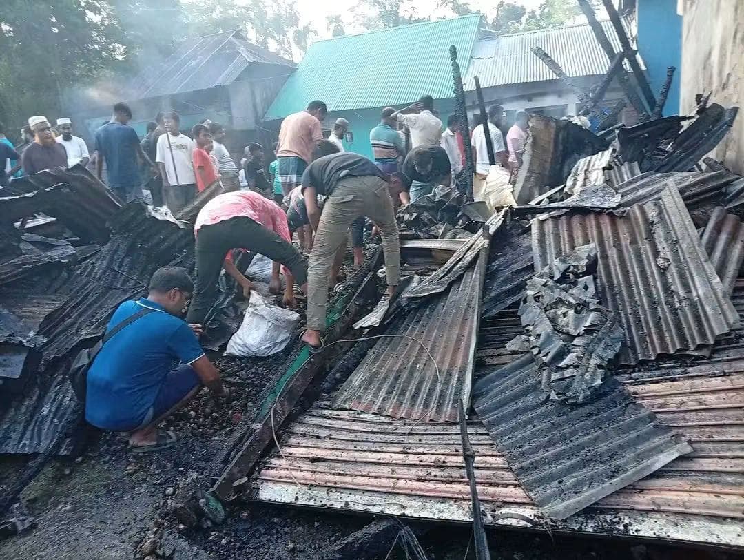 কাঁঠালিয়ার কৈখালী বাজারে ভয়াবহ আগুনে ১০ ব্যবসা প্রতিষ্ঠান ভস্মীভূত, ক্ষতি অর্ধকোটি টাকার