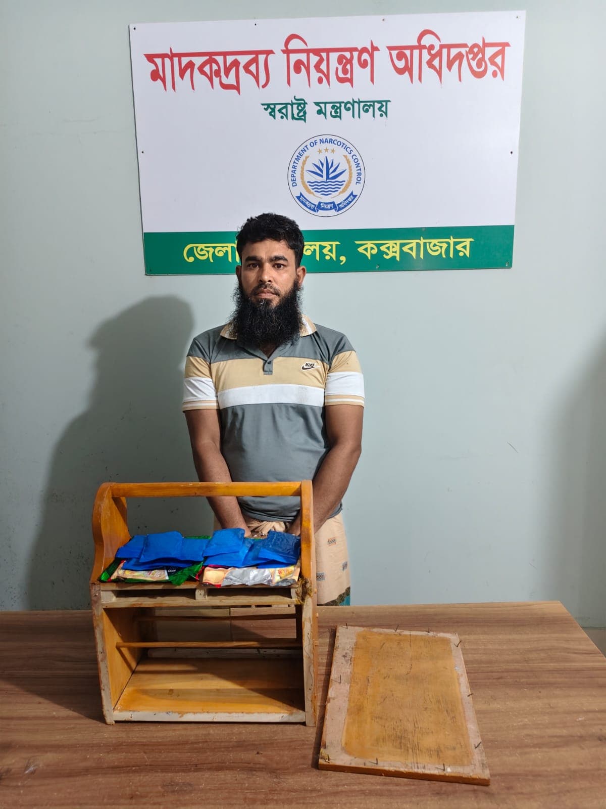 কক্সবাজারে গাড়ির ডিকিতে চুড়ির শো-পিচে লুকানো ২ হাজার ইয়াবা উদ্ধার, গ্রেপ্তার ১
