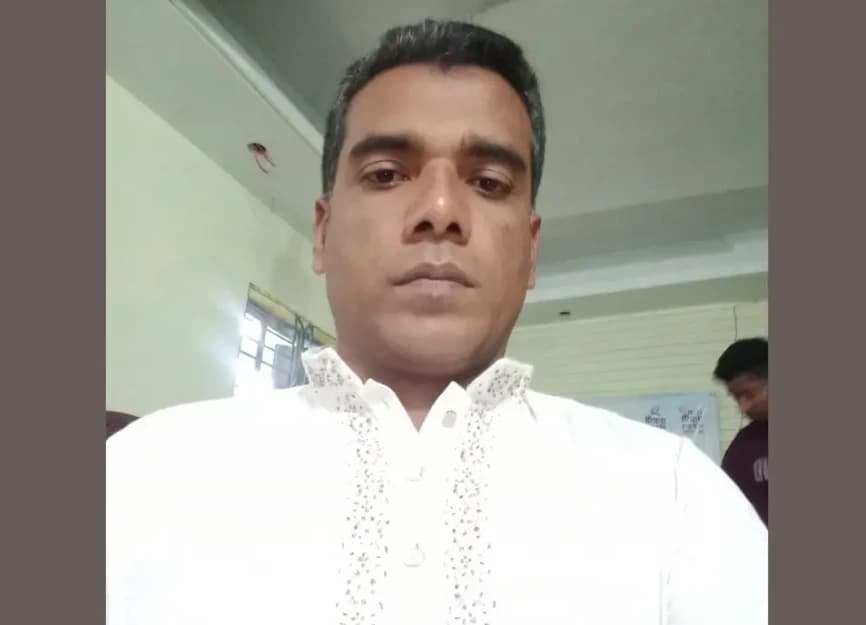 নিজ বাড়ির সামনেই অতর্কিত গুলি, রক্তস্নাত হয়ে হাসপাতালে সন্দ্বীপের শ্রমিক নেতা নাসির বাবুল