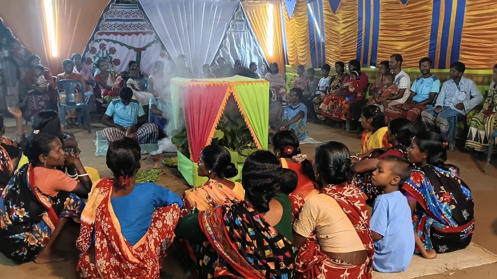 পার্বতীপুরে আনন্দ-উদ্দীপনায় আদিবাসীদের ঐতিহ্যবাহী কারাম উৎসবনাচ-গান ও পূজা-অর্চনায় মুখর পাঁচপুকুর হরেনমোড়