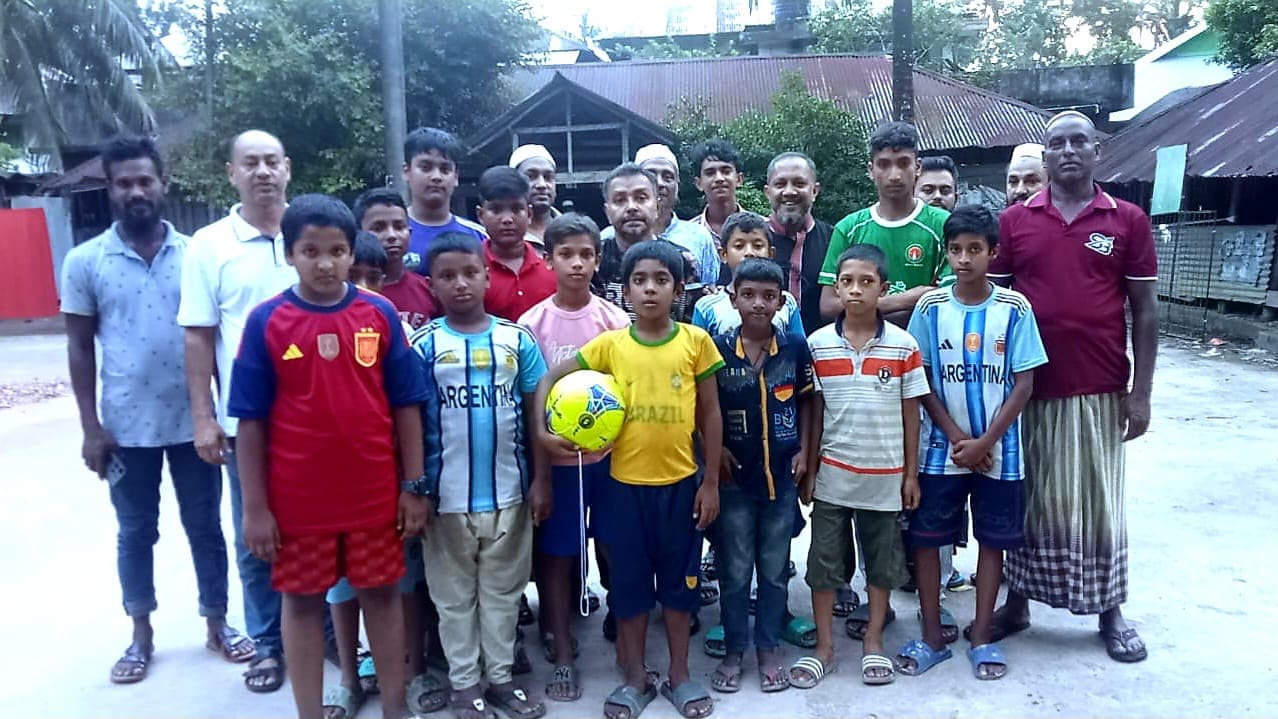কাঁঠালিয়ায় খুদে ফুটবলারদের মাঝে ফুটবল বিতরণ