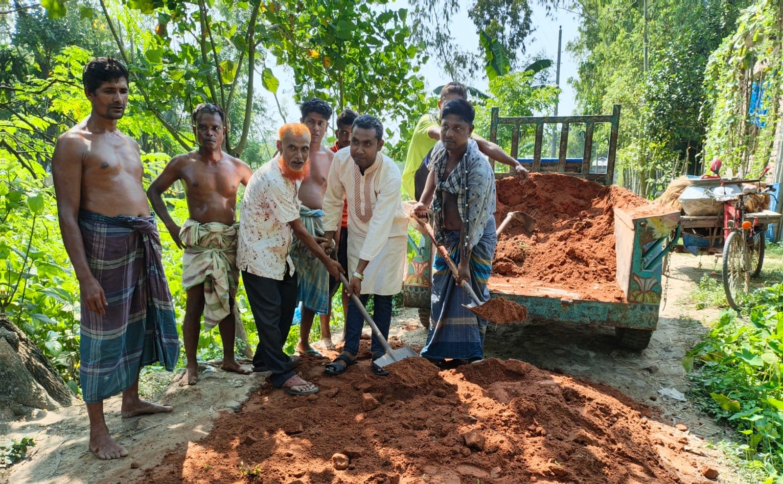 পিরোজপুর আজমের মোড়ে রাস্তা সংস্কারে রাবিস দিলেন চেয়ারম্যান প্রার্থী শাহিনুর ইসলাম