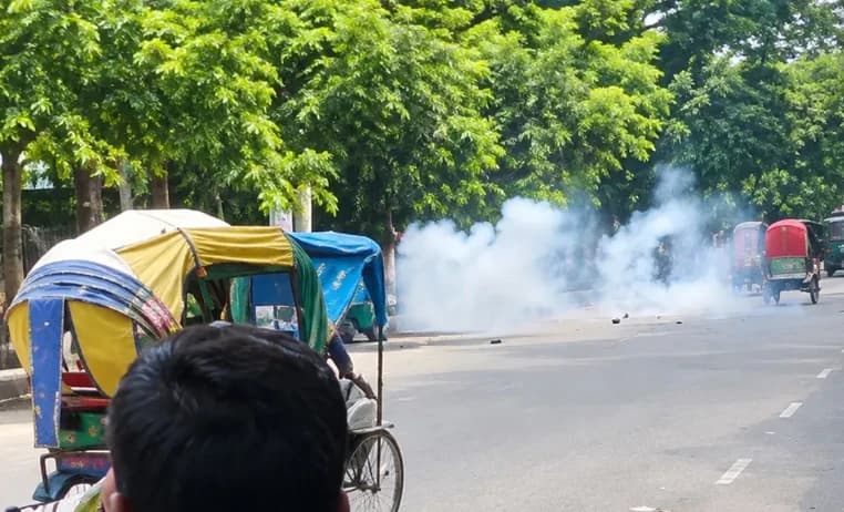 আজিমপুরে ভিআইপি বাসে আগুন দেওয়ার চেষ্টা, হাতেনাতে আটক করল লালবাগ থানা পুলিশ