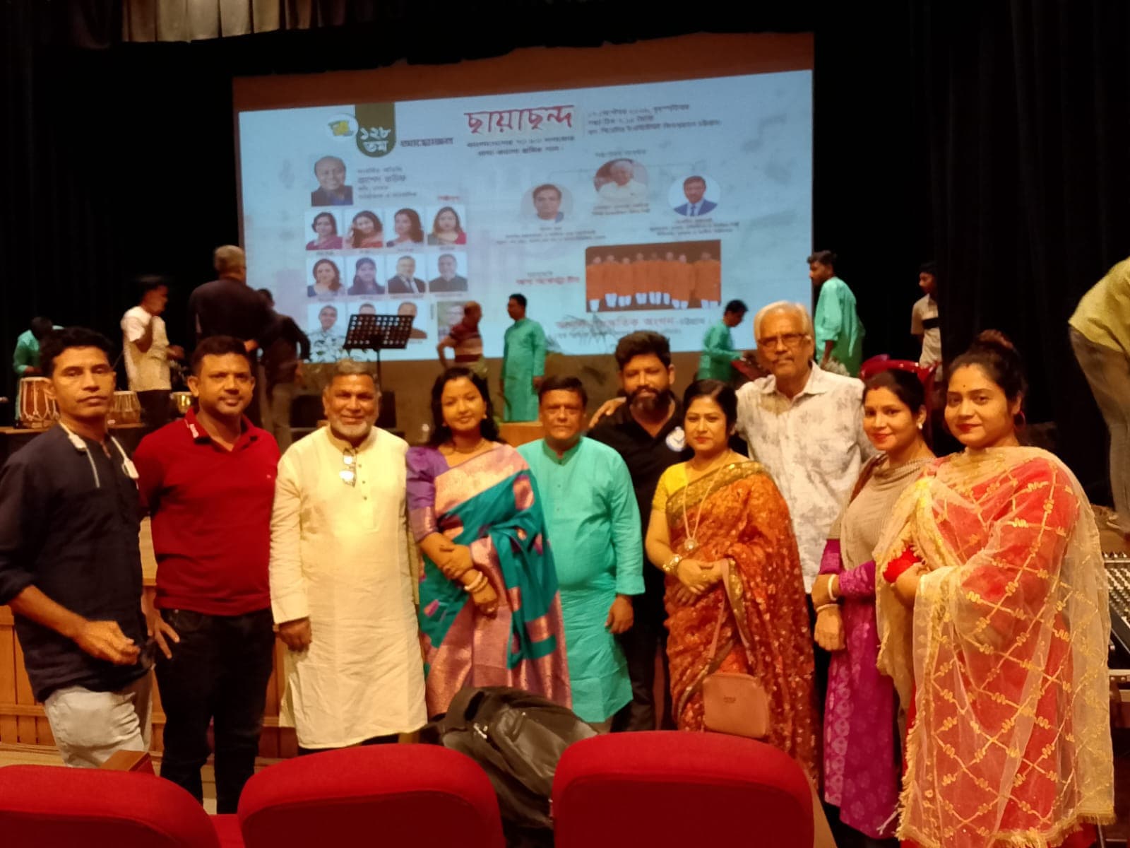 আনন্দ সাংস্কৃতিক অঙ্গনের সোনালি দিনের সিনেমার গানগুলো অনুষ্ঠানে আন্তর্জাতিক বিশ্বতান টীম।