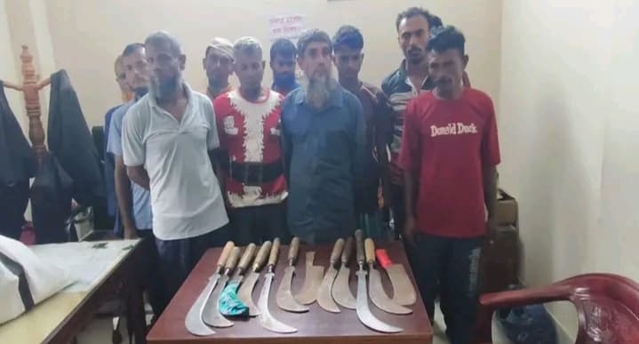 নড়াইল সদর থানা পুলিশের অভিযানে   দেশীয় অস্ত্রসহ ১১ জন গ্রেপ্তার 