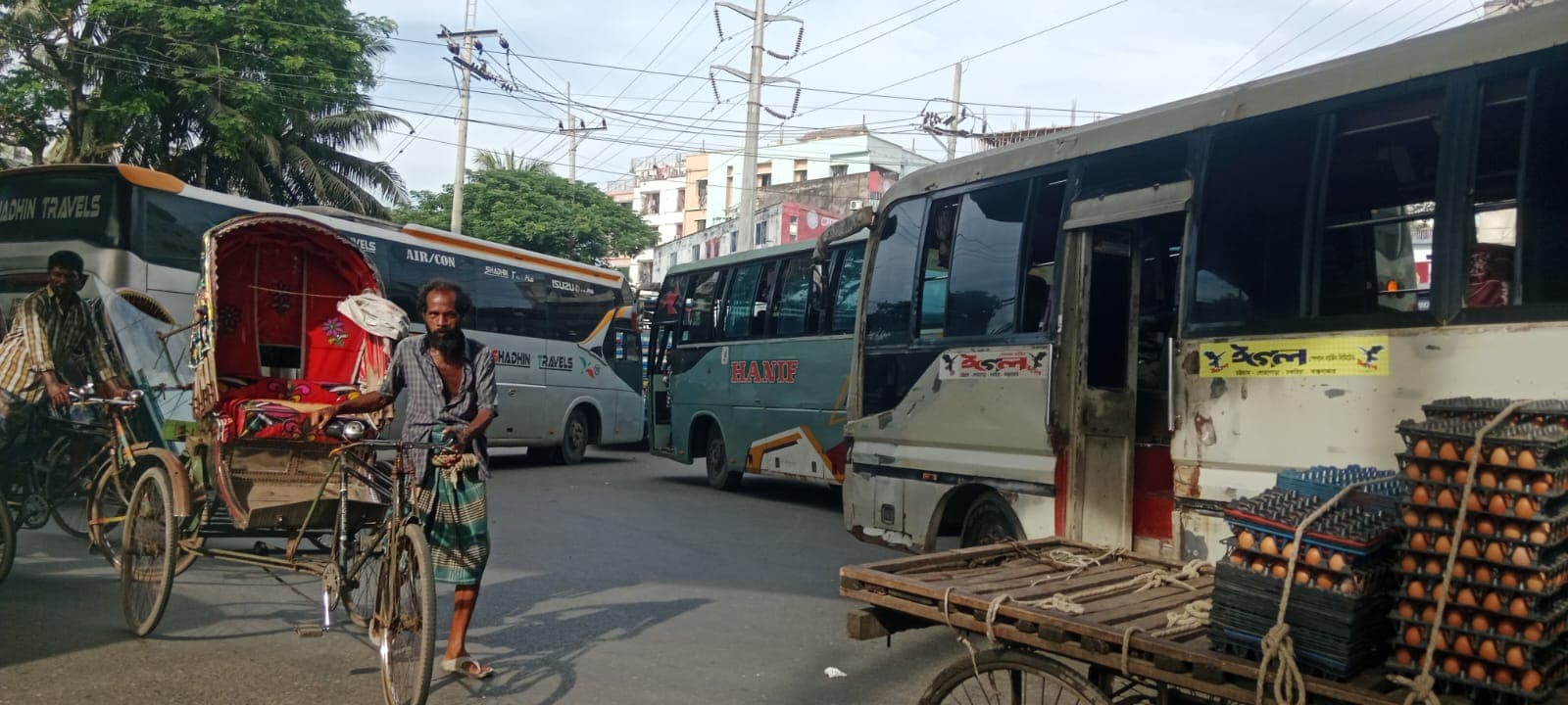 চাঁদগাঁও থানা ঘিরে অপরিকল্পিত পার্কিং ও যাত্রী ওঠানামায় যানজটের দুর্ভোগ  নির্দিষ্ট পার্কিং ব্যবস্থা না থাকায় ভোগান্তিতে সাধারণ যাত্রী, শিক্ষার্থী ও রোগীবাহী যানবাহন
