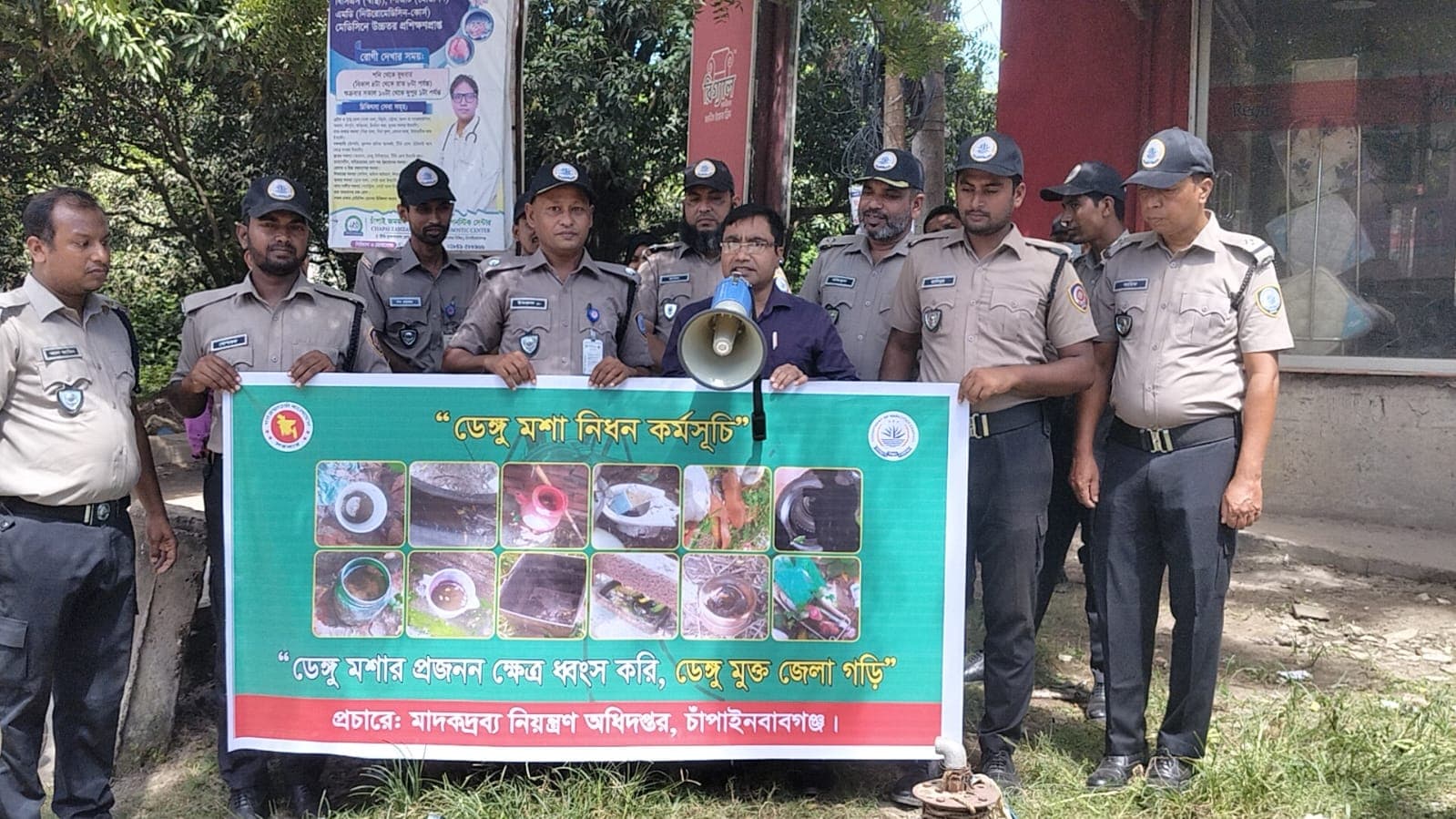 চাঁপাইনবাবগঞ্জে মাদকদ্রব্য নিয়ন্ত্রণ অধিদপ্তরের উদ্যোগে ডেঙ্গু মশা নিধন ও পরিচ্ছন্নতা অভিযান অনুষ্ঠিত