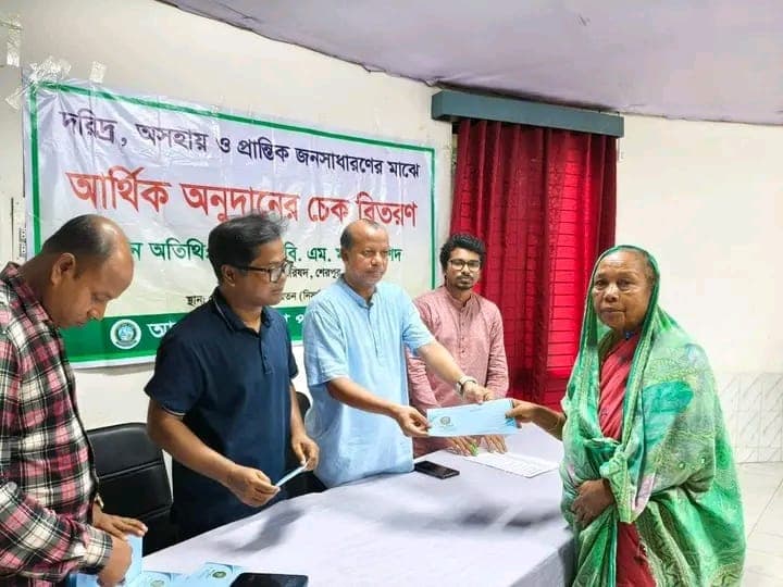 শেরপুরে অসচ্ছল রোগী ও দরিদ্র মেধাবী শিক্ষার্থীদের পাশে জেলা পরিষদ প্রশাসক মামুনুর রশিদ পলাশ