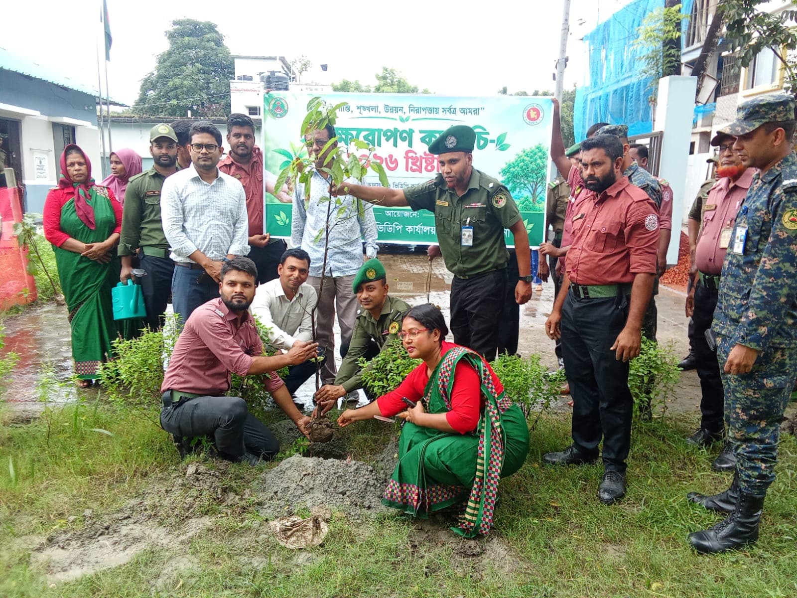 সম্মানী ভাতাভোগী ও সঞ্জীবন প্রকল্পের সদস্য-সদস্যাদের মাঝে ফলজ ও ঔষধি গাছের চাঁরা বিতরণ