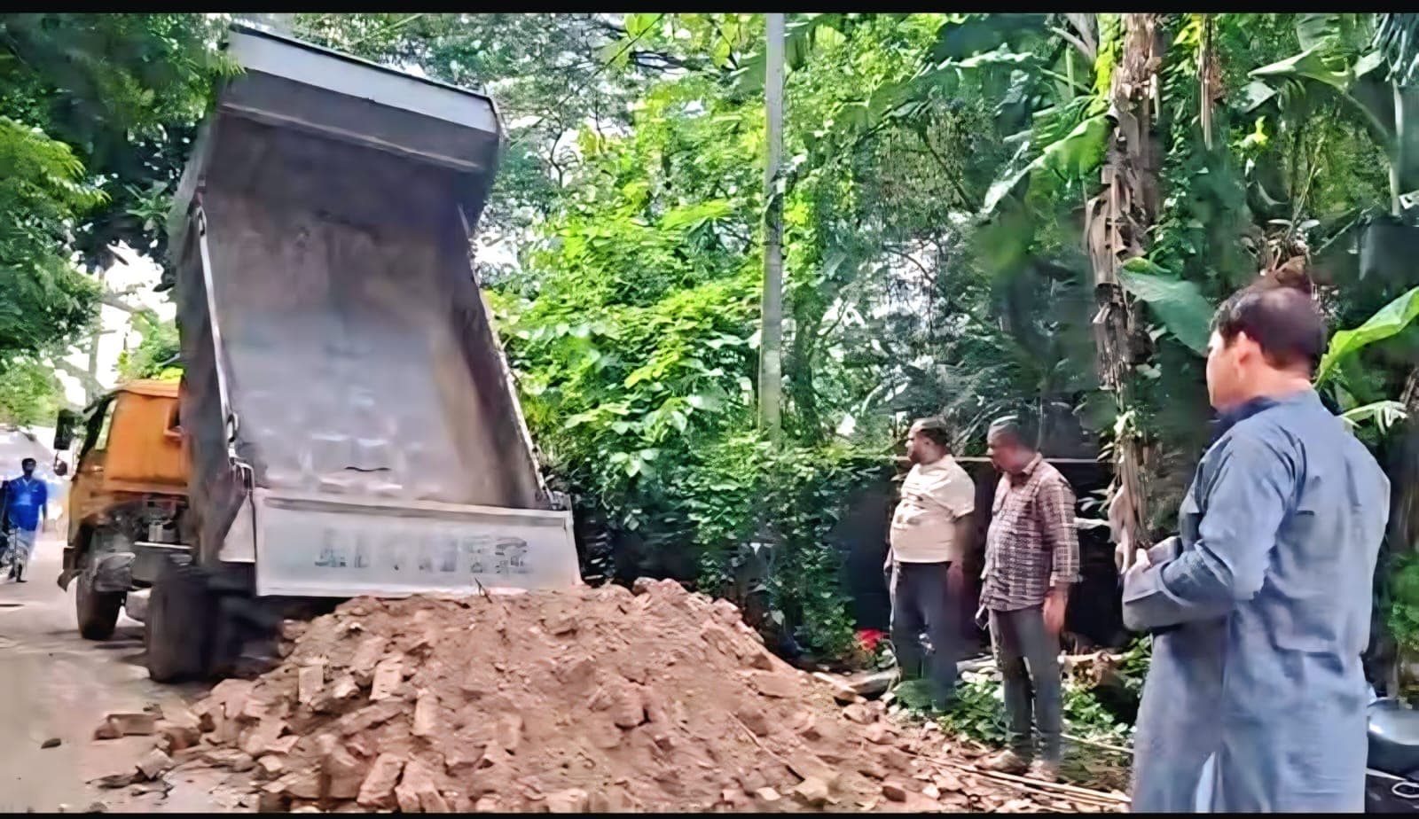সোনারগাঁ থানা থেকে গার্লস স্কুল সড়ক সংস্কারে এগিয়ে এলেন মোশাররফ হোসেন
