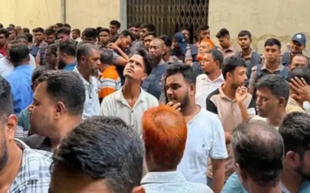 জাসদ কার্যালয়ে পুলিশের বড় অভিযান: আওয়ামী লীগ সন্দেহে অর্ধশতাধিক মানুষকে আটক