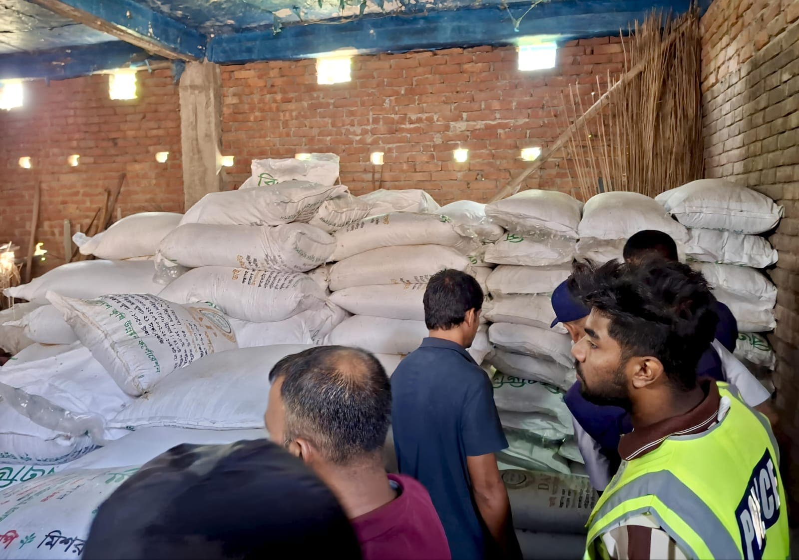 জীবননগরে দুই দিনের অভিযানে ৭২৩ বস্তা অবৈধ সার জব্দ