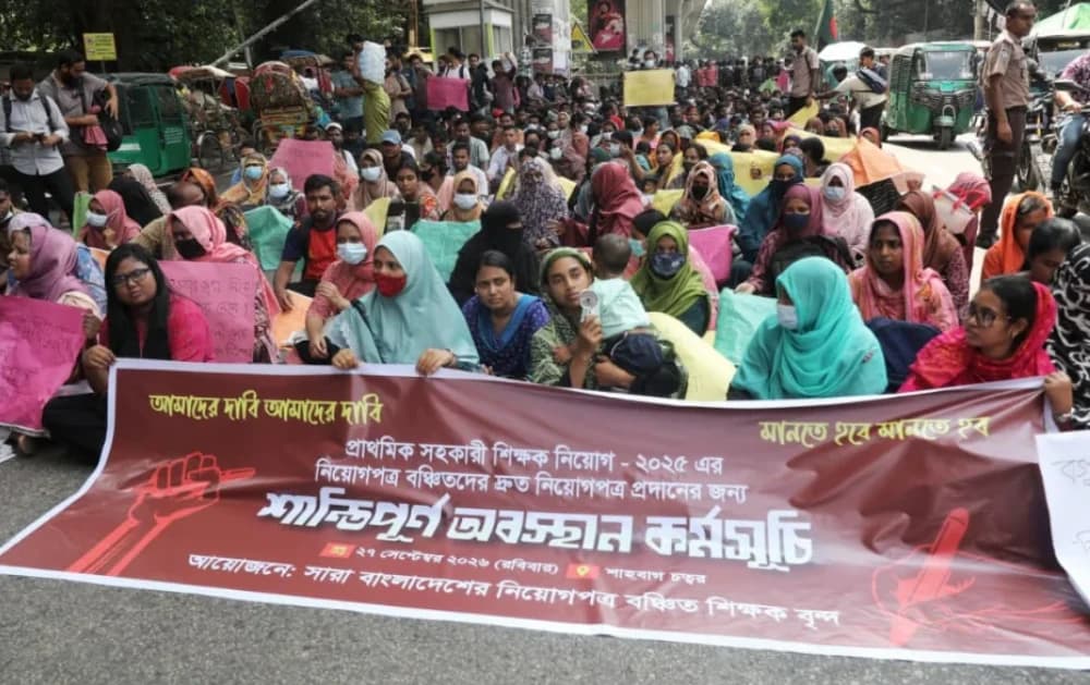 নিয়োগপত্রের দাবিতে শাহবাগে অবস্থান কর্মসূচি পালন করছেন প্রাথমিক শিক্ষক প্রার্থীরা