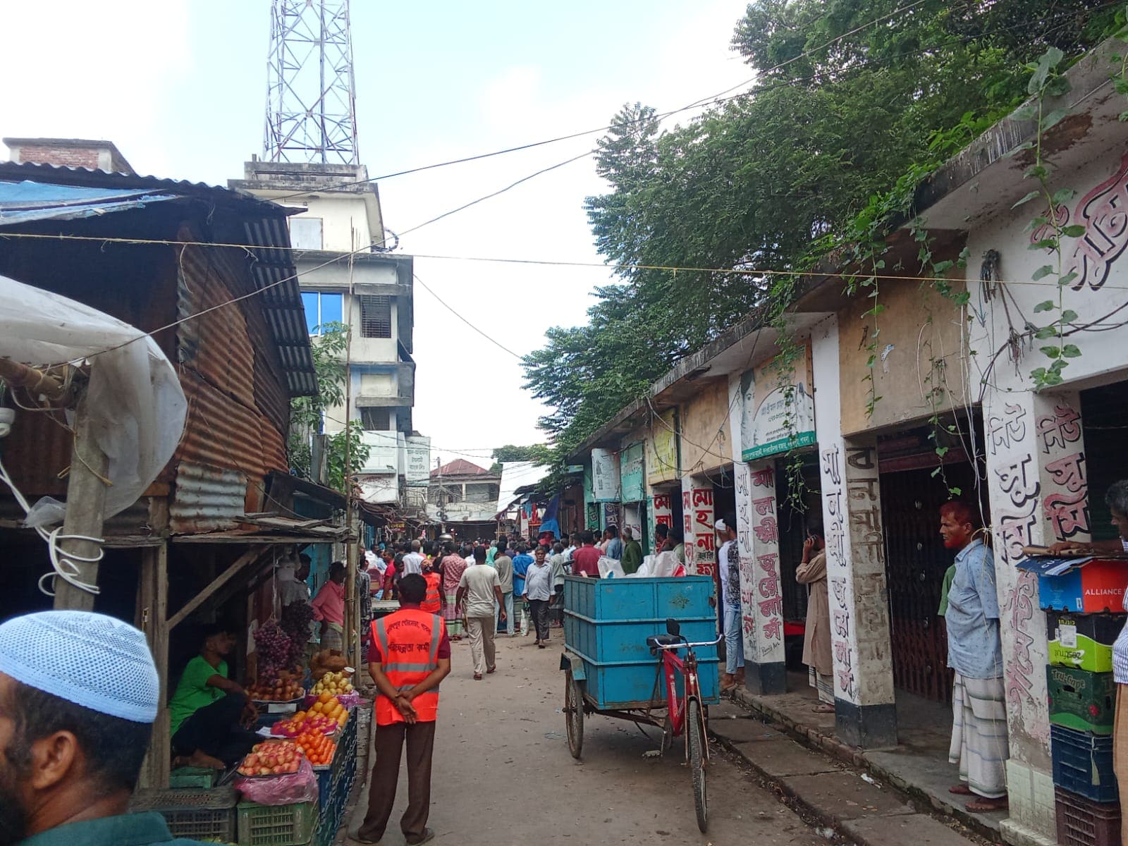 পাবনার ফরিদপুর বনওয়ারীনগর বাজারের অর্ধশতাধিক অবৈধ দোকান উচ্ছেদ 