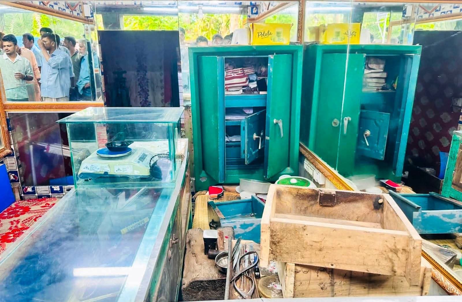 কালীগঞ্জের নলতায় জুয়েলারি দোকানে চুরি, নগদ টাকা সহ স্বর্ণালংকার লুট