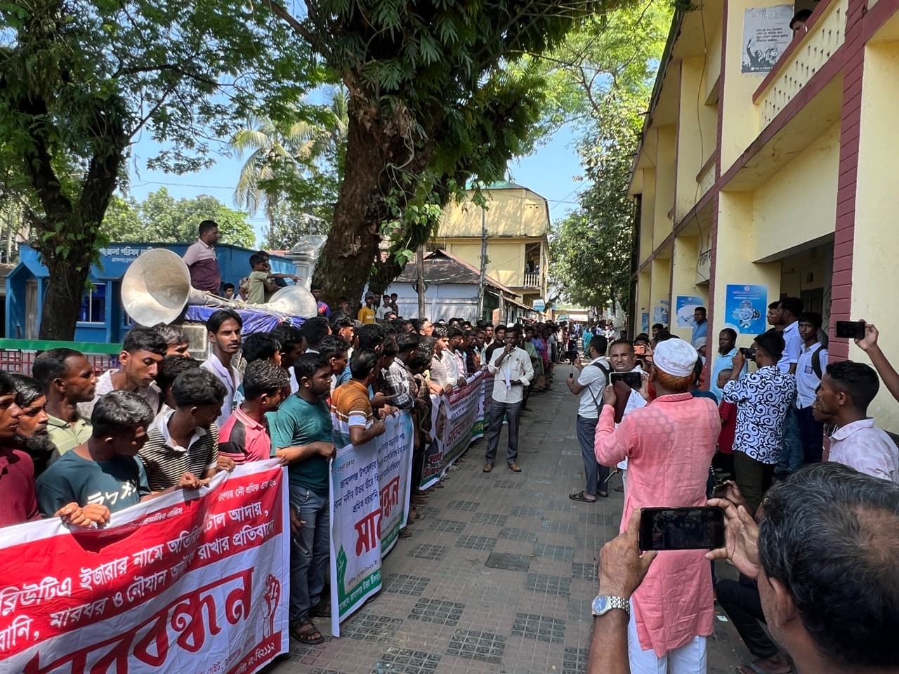 সুনামগঞ্জের জামালগঞ্জে বিআইডব্লিউটিএ কর্তৃক অতিরিক্ত টোল আদায় বন্ধের প্রতিবাদে বিক্ষোভ মিছিল ও মানববন্ধন