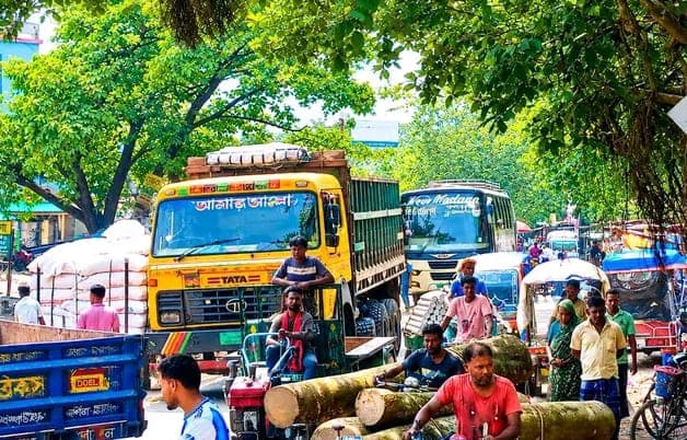 দামুড়হুদায় মহাসড়ক অবরোধ করে ইজিবাইক চালকদের বিক্ষোভ