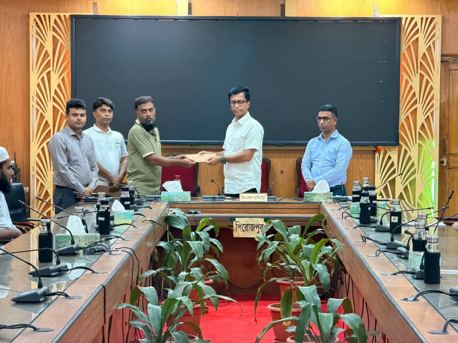 পিরোজপুরে অগ্নিকাণ্ডে ক্ষতিগ্রস্ত ব্যবসায়ীদের মাঝে জেলা প্রশাসনের অর্থ সহায়তা প্রদান