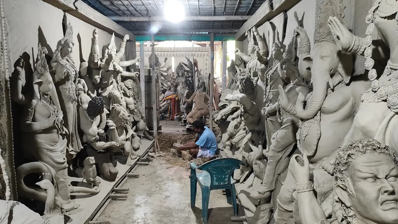 নরসিংদী উপকরণের দাম বাড়ায় লাভ নিয়ে শঙ্কায় নরসিংদীর প্রতিমা শিল্পীরা
