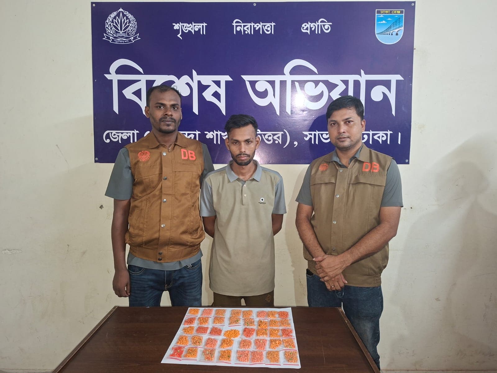 সাভার থেকে ৪ হাজার ইয়াবাসহ ১ মাদক ব্যবসায়ীকে গ্রেপ্তার করেছে ডিবি 
