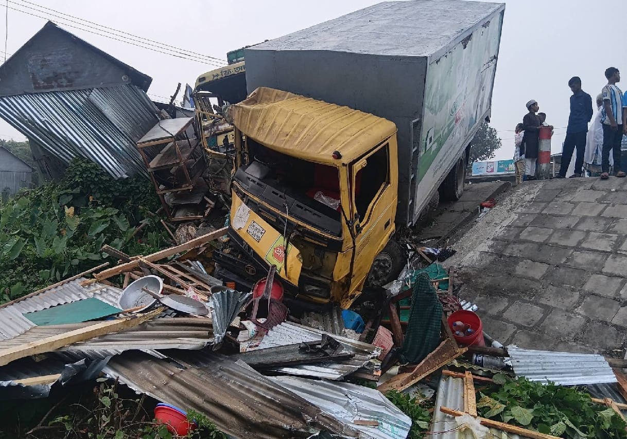 সাহারপাড় চৌরাস্তা মোড়ে ট্রাক-কাভার ভ্যানের সংঘর্ষে হোটেল ভেঙে তছনছ