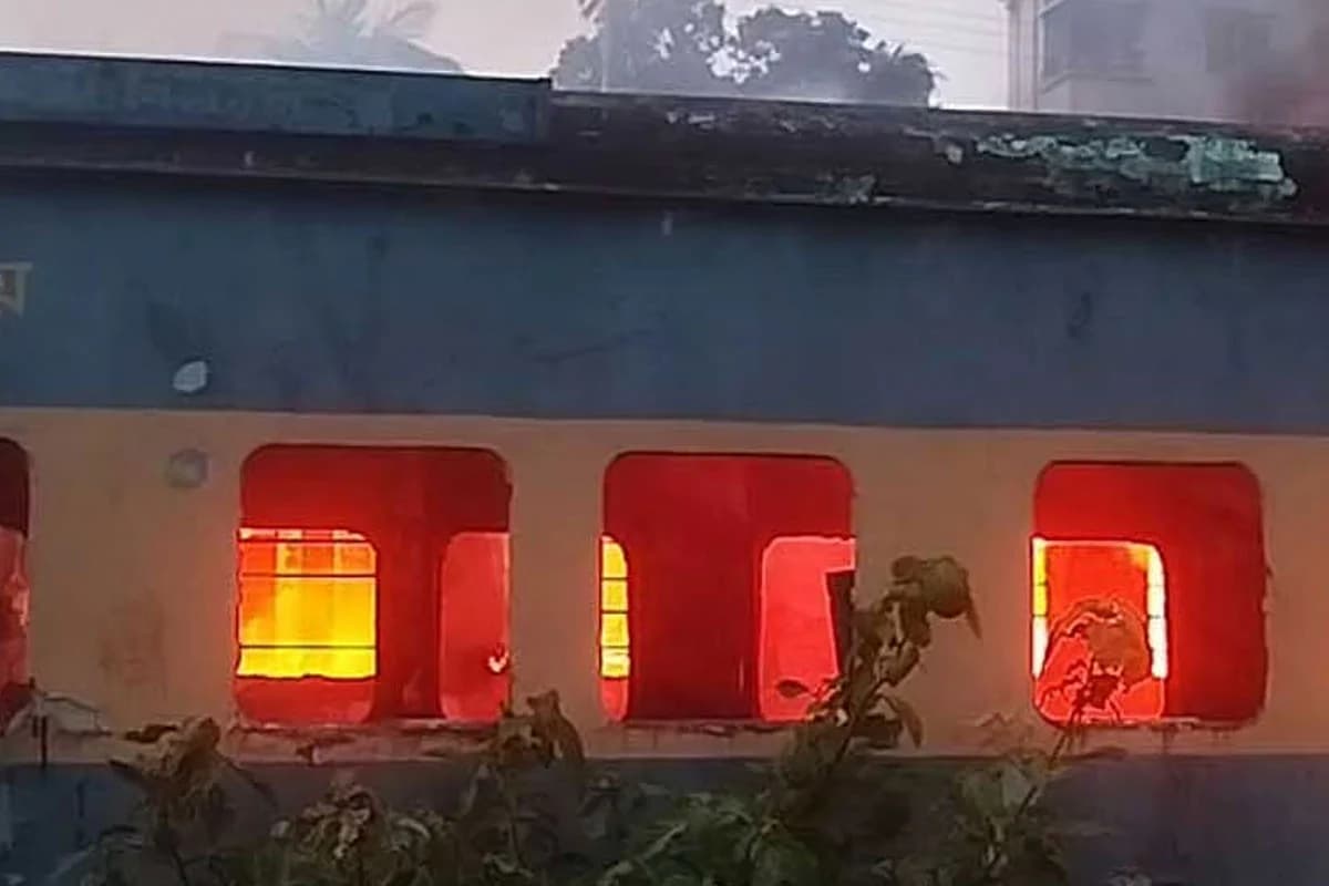 চট্টগ্রামের বাংলাবাজারে পরিত্যক্ত রেলবগিতে আগুন, দ্রুত নিয়ন্ত্রণে আনল ফায়ার সার্ভিস