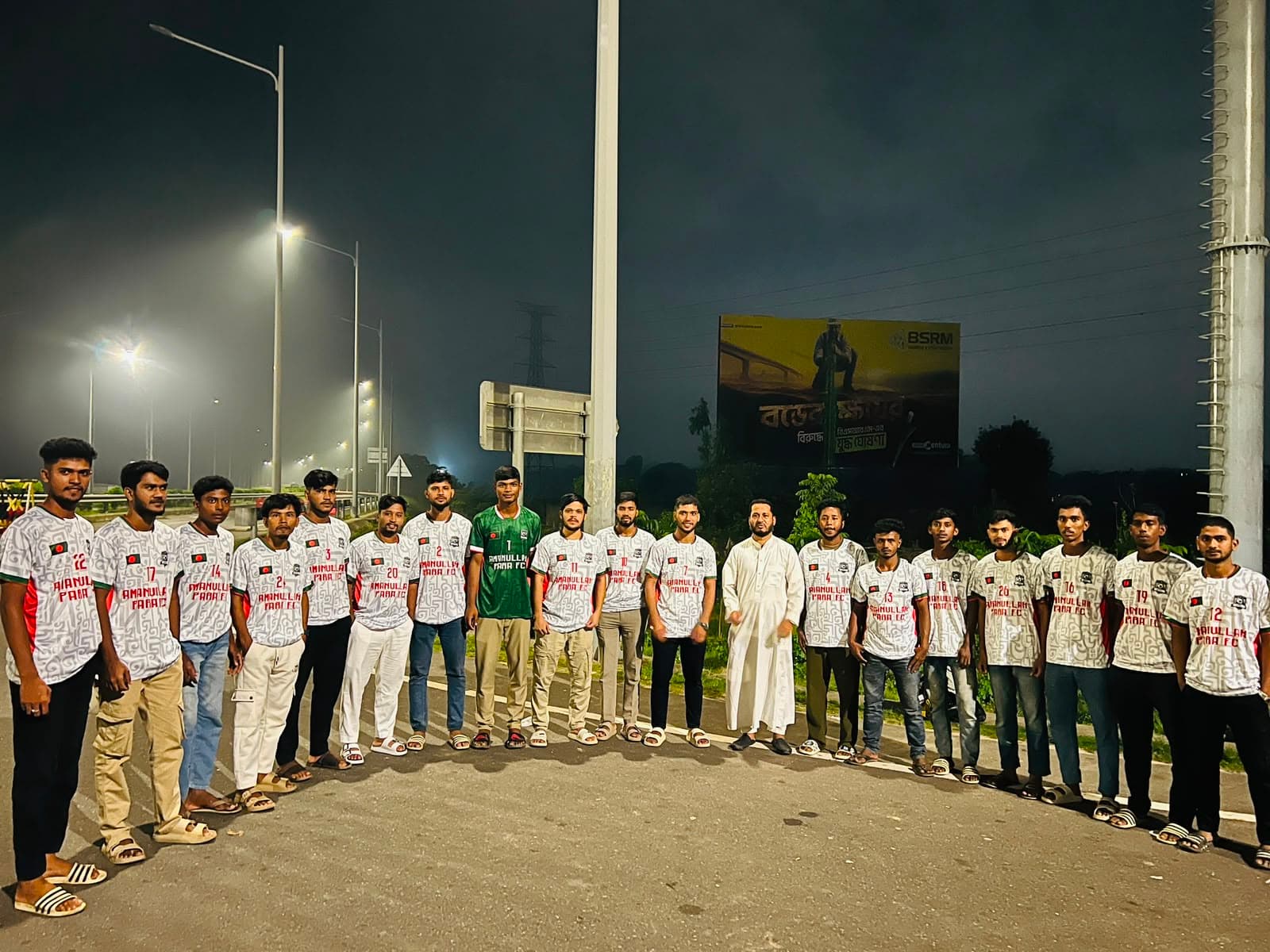 আমানউল্লাহ পাড়া এফসি খেলোয়াড়দের মাঝে চট্টগ্রাম দক্ষিণ জেলা স্বেচ্ছাসেবক দলের সিনিয়র যুগ্ম আহবায়ক ইকবাল হায়দার চৌধুরীর জার্সি উপহার
