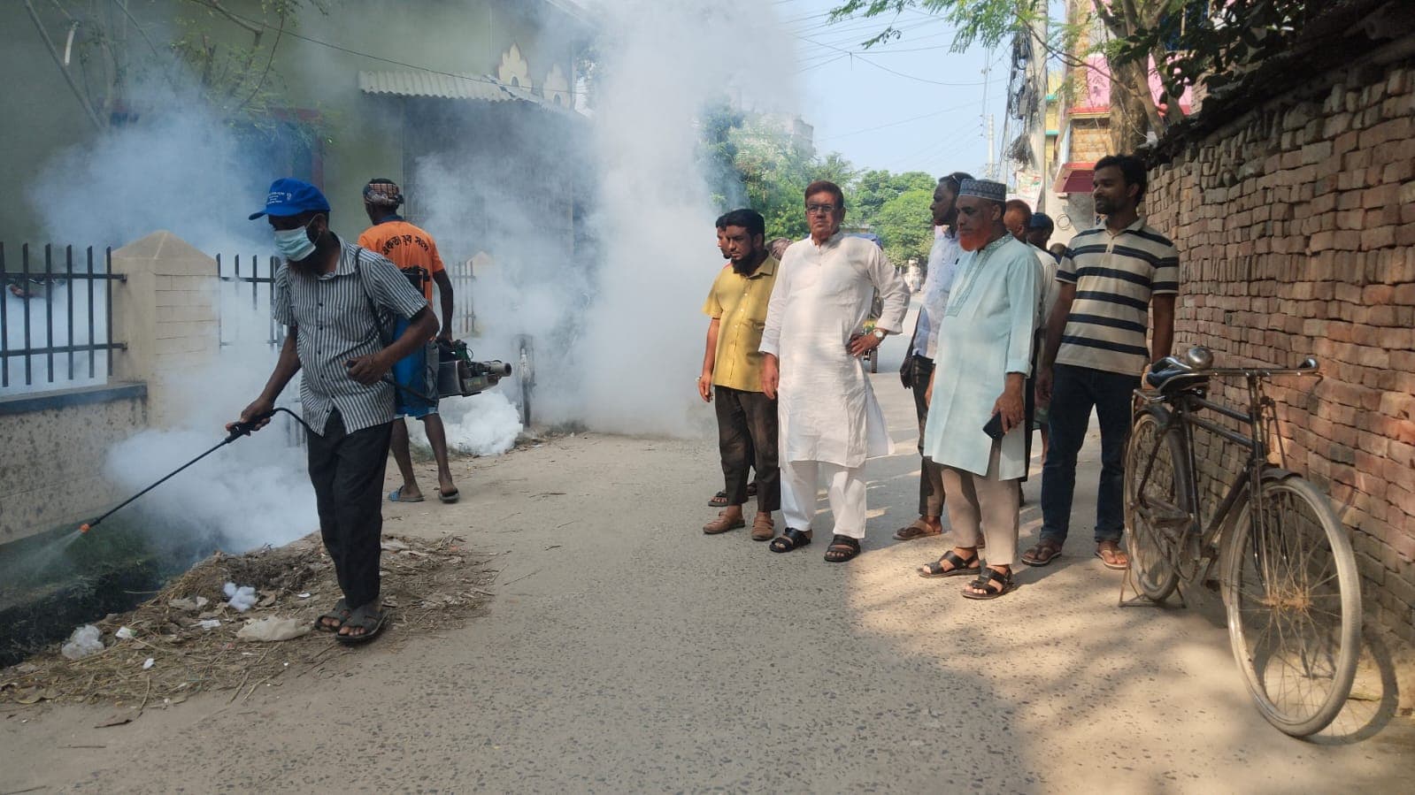 ডেঙ্গু রোধে চাঁপাইনবাবগঞ্জ পৌরসভার ৮ দলের একযোগে মশক নিধন অভিযান