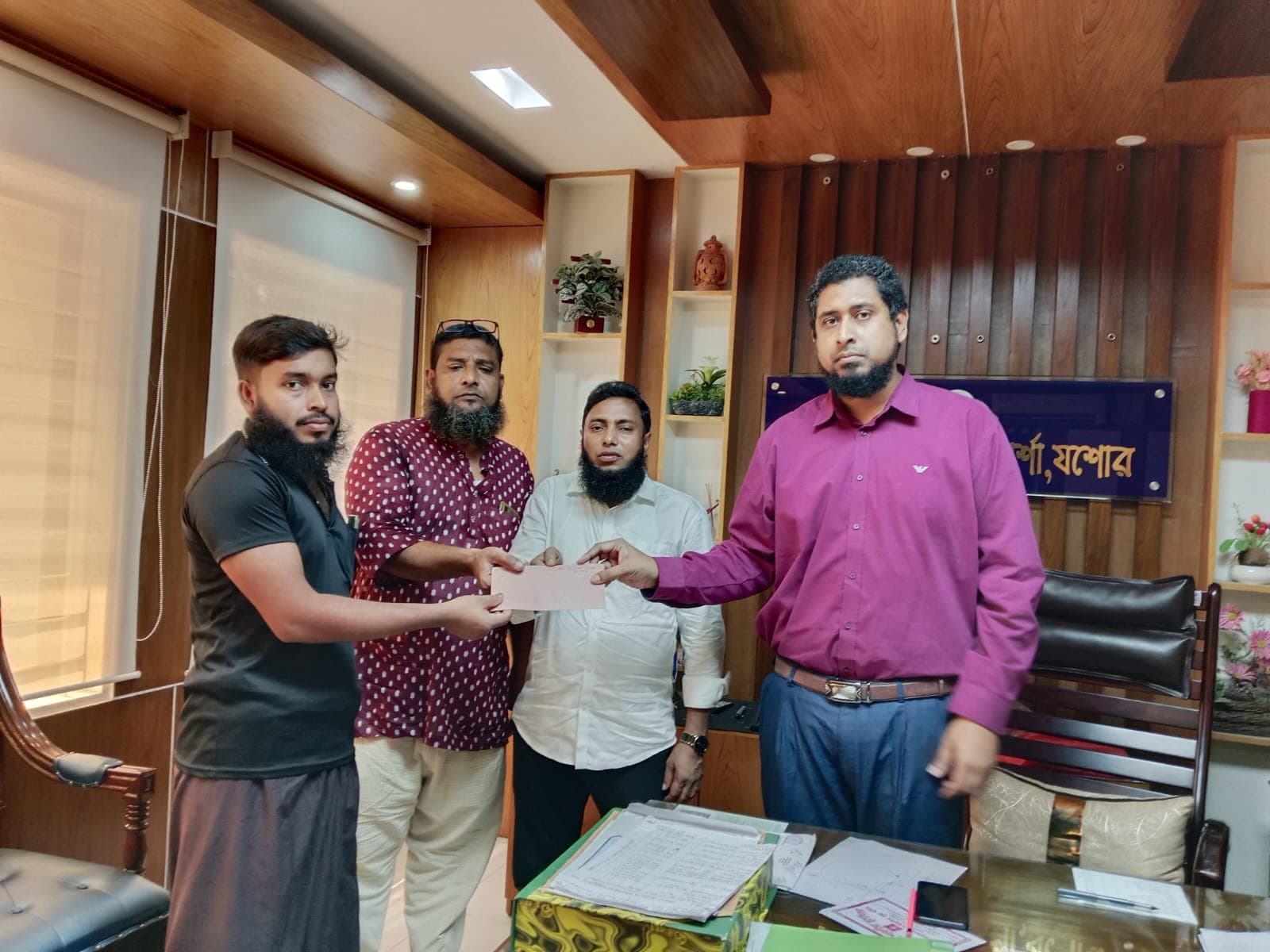 বেনাপোল বন্দরের নিহত শ্রমিকের পরিবারকে ২০ হাজার ও আহত শ্রমিককে ১০ হাজার টাকা সহায়তা