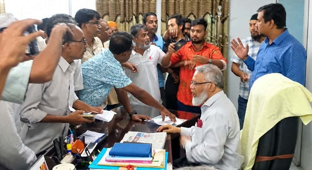 শিক্ষার্থী-জনতার অবরোধে পদত্যাগ করলেন রাজশাহী মেডিকেল বিশ্ববিদ্যালয়ের উপাচার্য