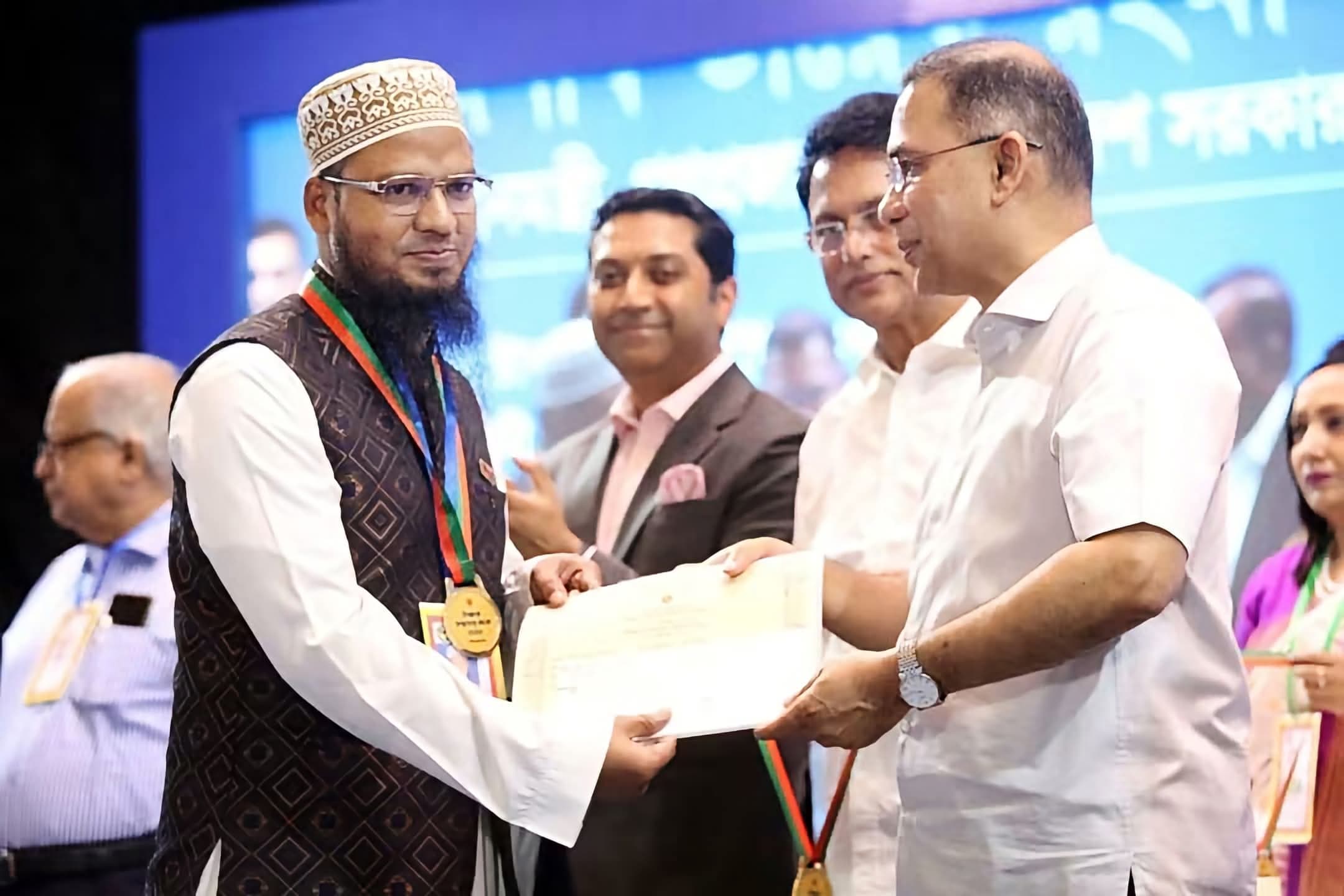 জাতীয় শ্রেষ্ঠ গুণী শিক্ষক হলেন পাবনার ইমরান হুসাইন, সম্মাননা দিলেন প্রধানমন্ত্রী