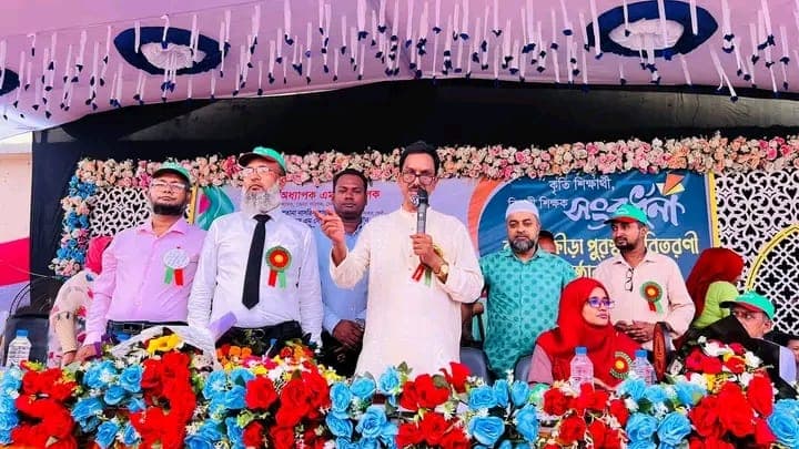 ফেনীতে ৭ কৃতি শিক্ষার্থী ও ৩ বিদায়ী শিক্ষককে সংবর্ধনা, ৭২ জনের পুরস্কার