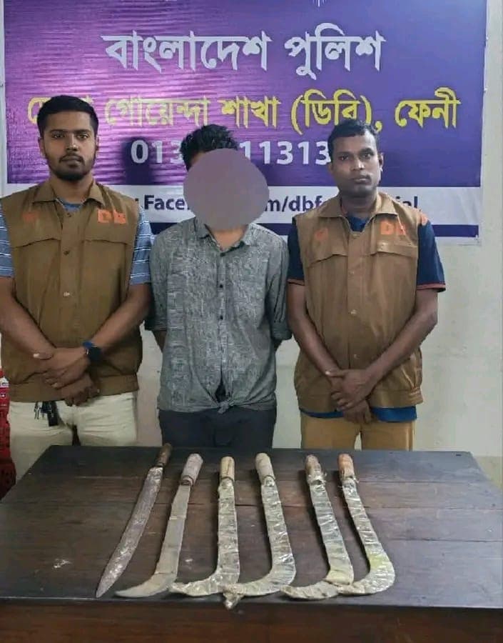 ফেনীতে গোপন সংবাদের ভিত্তিতে অভিযান, ৫টি ধারালো রামদাসহ যুবক আটক