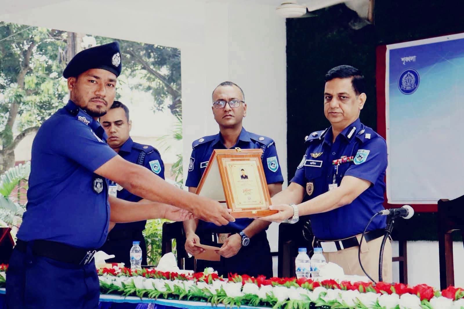 গাইবান্ধায় শ্রেষ্ঠ হলেন গোবিন্দগঞ্জ থানার তিন পুলিশ কর্মকর্তা
