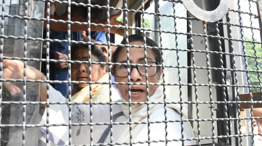 নির্বাচন কমিশনারের পদত্যাগ দাবিতে ধর্না, দিল্লিতে আটক মমতা ও সাংসদরা