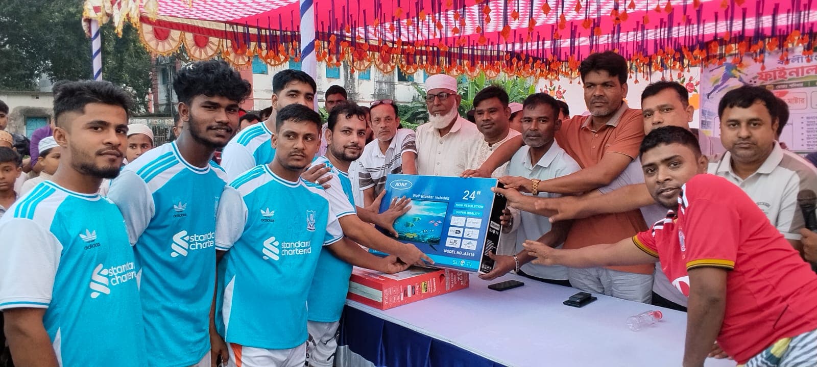 কালীগঞ্জ বাজারের ব্যবসায়ীদের উদ্যেগে  ফুটবল খেলা অনুষ্ঠিত 
