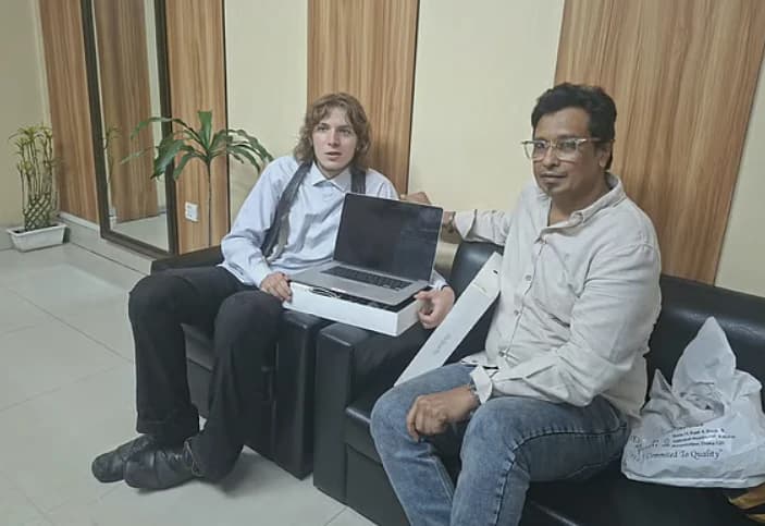 ল্যাপটপ হারিয়ে নিঃস্ব জার্মান তরুণ, পুলিশের সামনে নতুন ম্যাকবুক পেলেন উপহার