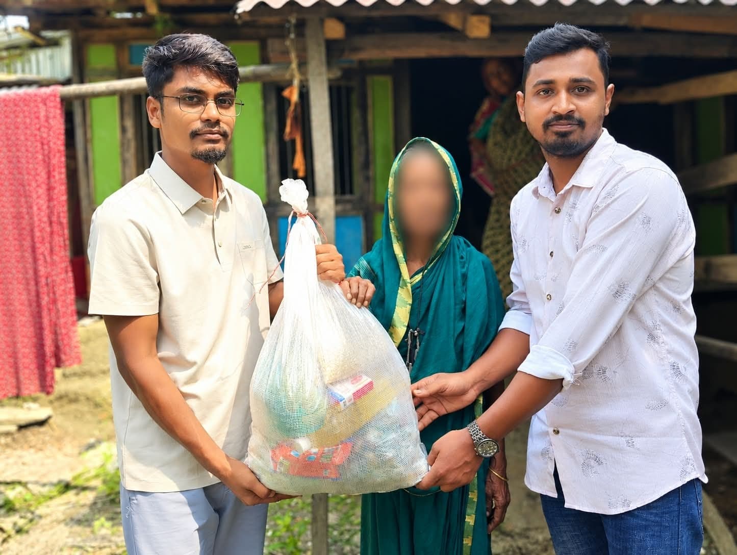 আমতলীতে অসহায় বৃদ্ধার পাশে স্বপ্নছোঁয়া, তুলে দিল মানবিক সহায়তা