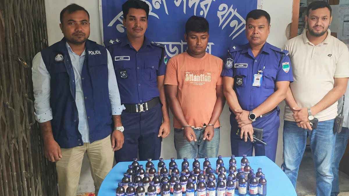 ভোরের মহাসড়কে প্রাইভেটকার থামাতেই বেরিয়ে এলো ৫০ বোতল এস্কাফ, আটক যুবক