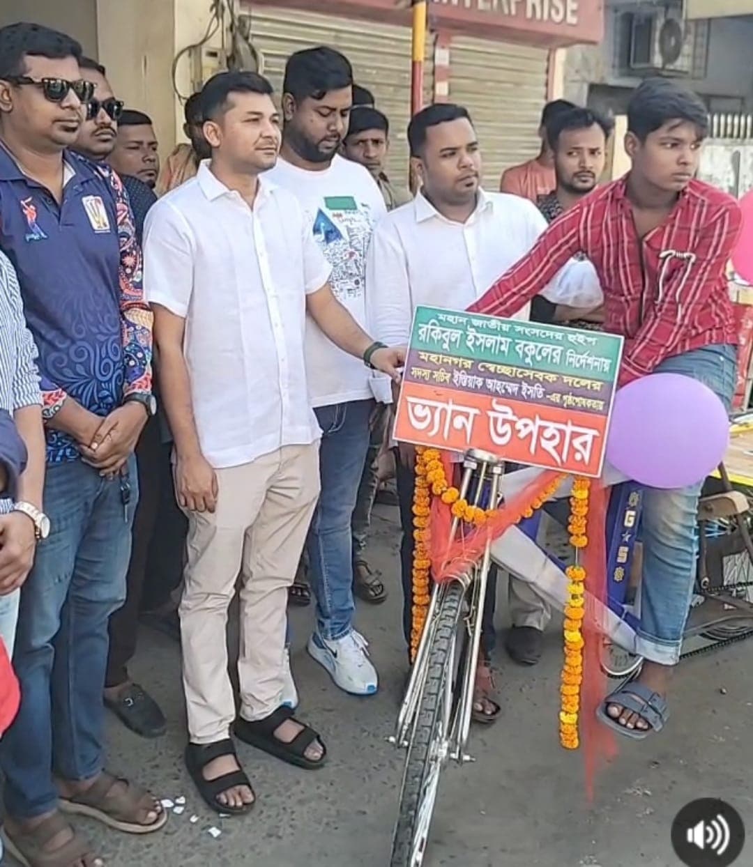 চুরি হওয়া ভ্যানের বদলে নতুন ভ্যান পেল শিশু সাকিব, পাশে দাঁড়ালেন স্বেচ্ছাসেবক দল নেতা ইস্তি   
